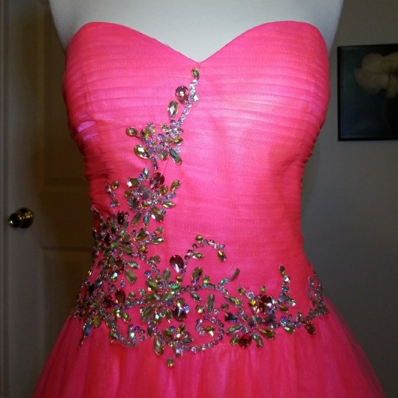 Bright pink prom or pageant dress - Picture 2 of 8